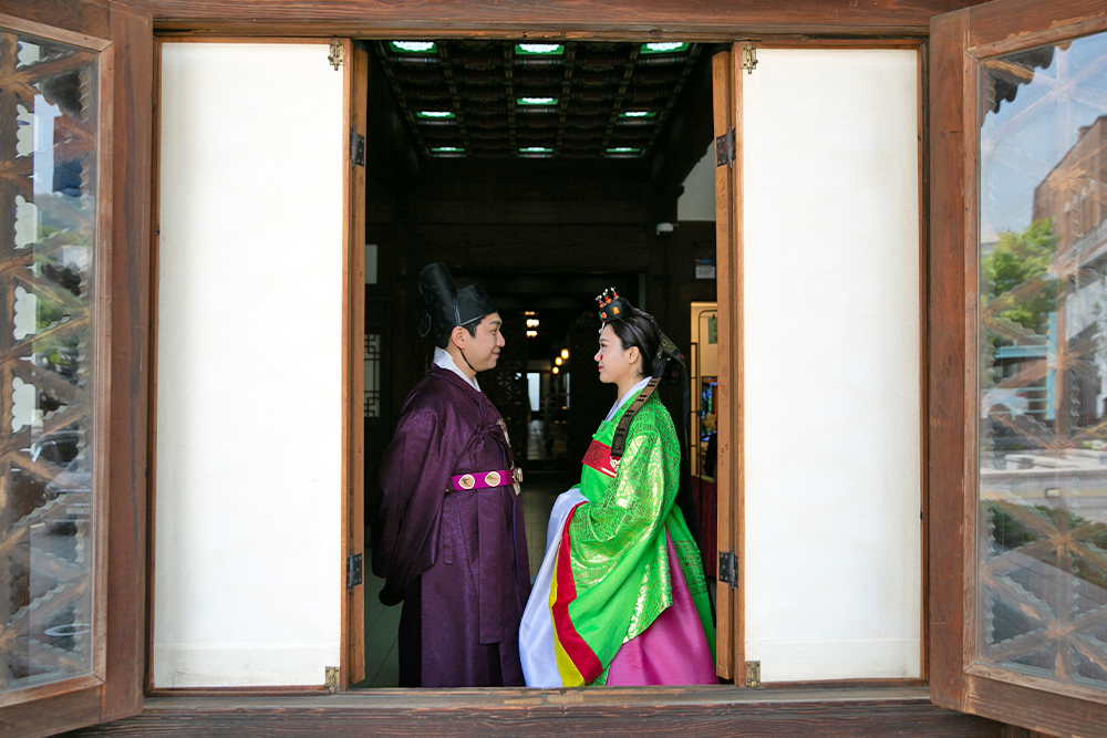 ใส่ชุดฮันบก